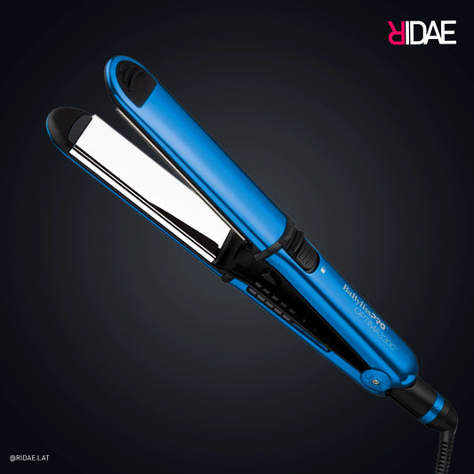 Plancha alisadora profesional BaBylissPRO Optima 3300 color Azul con placas anchas de 1½ pulgadas de Nano Titanium y carcasa convexa de acero inoxidable